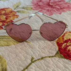 Chic Heart-Shaped Sunglasses in Pink